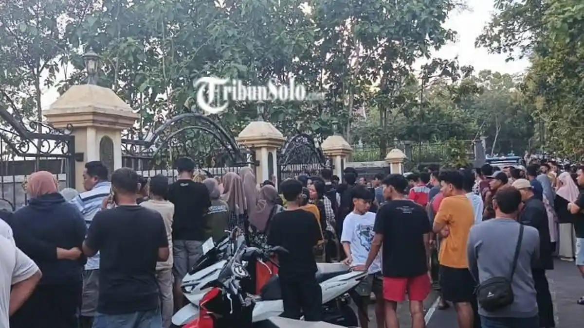 WARGA BERKUMPUL. Rumah korban di Pengkol, Karanggede, Boyolali pada Kamis (29/1/2026). Satu orang anak diketahui meninggal.