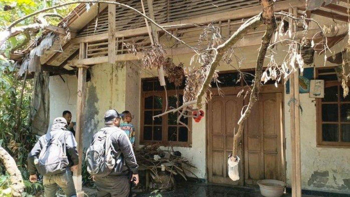 Kisah Nenek Guritno Tinggal Sendirian di Rumah Mewah Terbengkalai, Warga Iuran untuk Bersihkan Teras