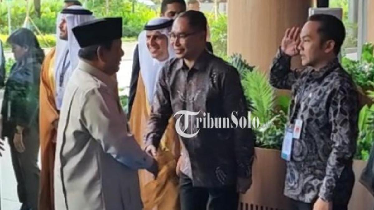 PRABOWO KE SOLO - Wali Kota Solo, Respati Ardi saat memberikan hormat pada Presiden Prabowo tiba di RS Jantung Emirates Indonesia pada Rabu (19/11/2025).