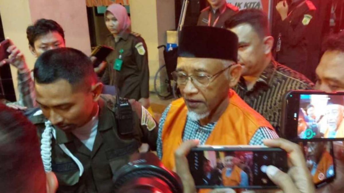 SRI PURNOMO KORUPSI - Sri Purnomo mantan Bupati Sleman periode 2010 - 2015 dan 2016- 2021 mengenakan rompi orange saat keluar dari Kantor Kejaksaan Negeri Sleman. Kejari Sleman melakukan penahanan terhadap Sri Purnomo setelah menjalani pemeriksaan sebagai tersangka dalam kasus dugaan tindak pidana korupsi dana hibah pariwisata Kabupaten Sleman tahun anggaran 2020.
