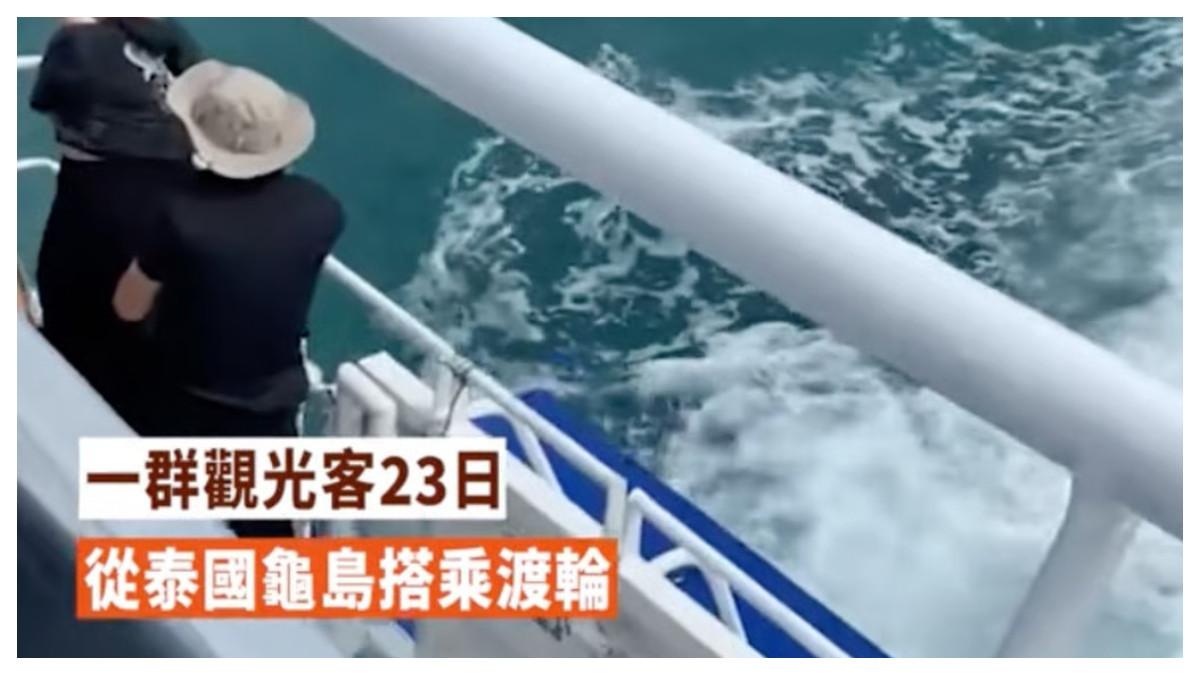 Saat para turis menikmati pemandangan yang menakjubkan, mereka terkejut melihat koper-koper mereka hanyut satu per satu ke laut.