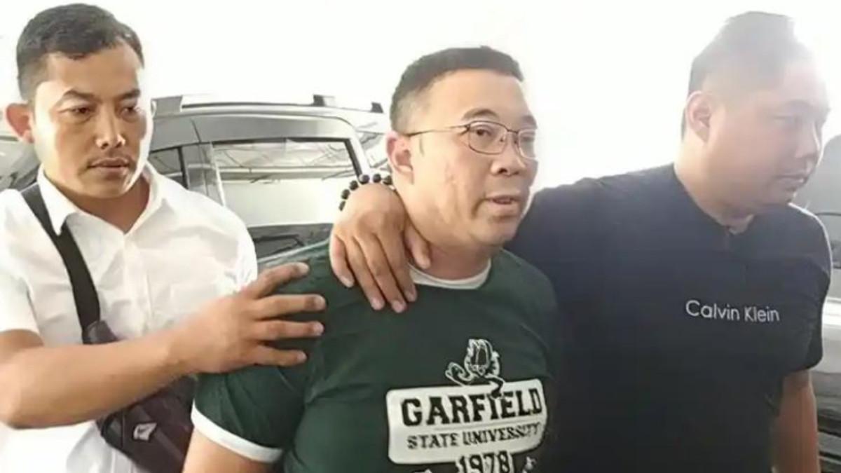 Samuel Ardi Kristanto (44), pria yang diduga sebagai pelaku utama di balik perobohan rumah nenek Elina ditangkap dan dibawa ke Mapolda Jatim