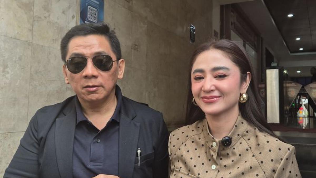 Sandy Arifin bersama Dewi Perssik di Polda Metro Jaya pada Rabu (13/5/2026).