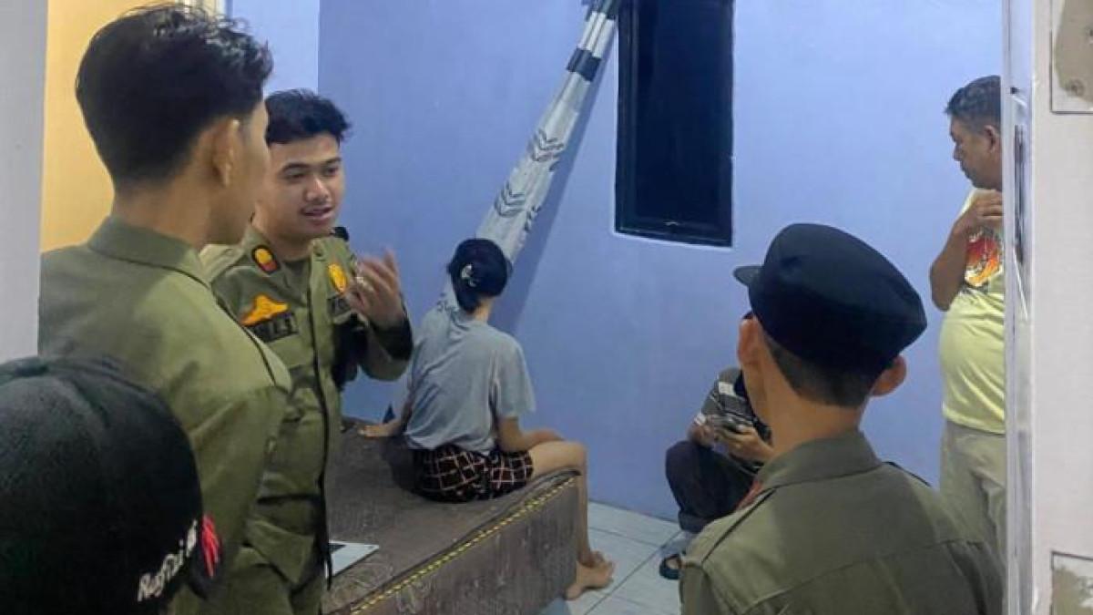 RAZIA KAMAR KOS - Satpol PP Sambas melakukan razia di sejumlah rumah kost, penginapan dan tempat hiburan malam, Sabtu 25 Oktober 2025 dini hari. Sebanyak 11 muda-mudi diamankan.