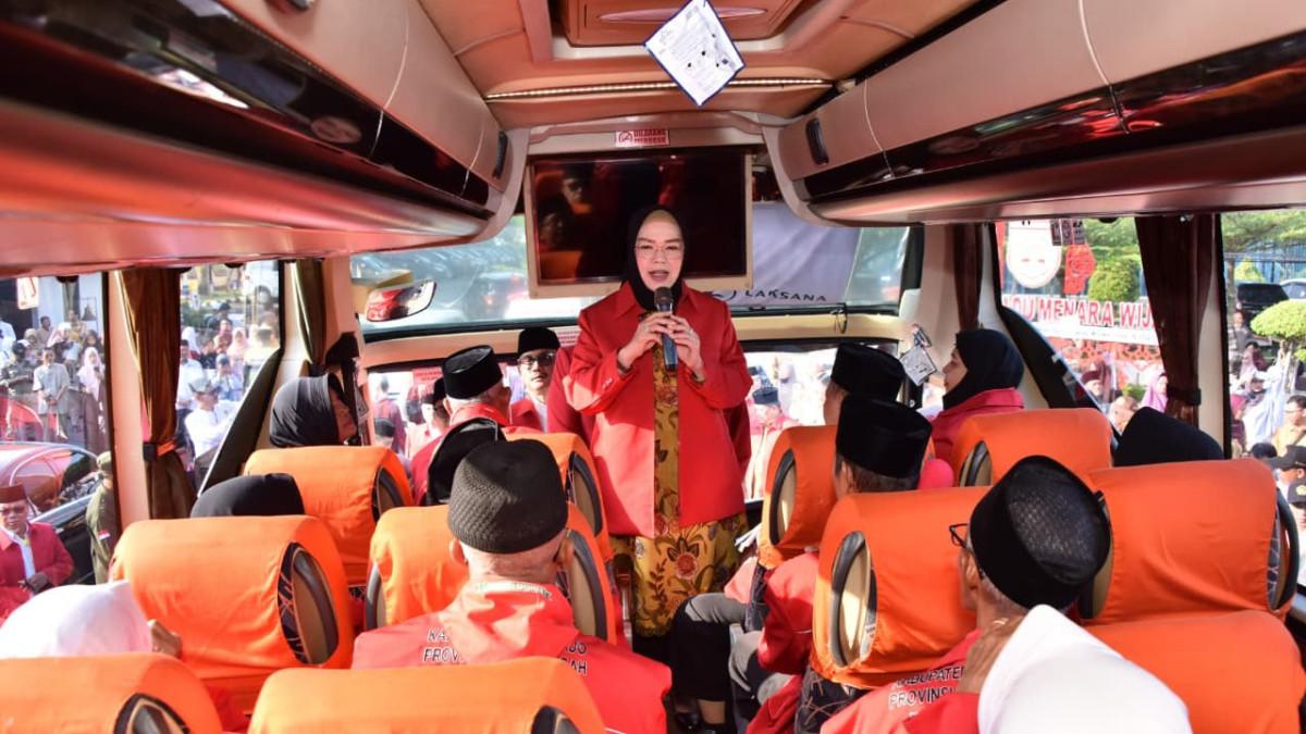 CALON HAJI SUKOHARJO - Sebanyak 355 calon haji yang tergabung dalam Kelompok Terbang (Kloter) 63 asal Kabupaten Sukoharjo resmi diberangkatkan untuk menunaikan ibadah haji ke Tanah Suci, Selasa (12/5/2026).