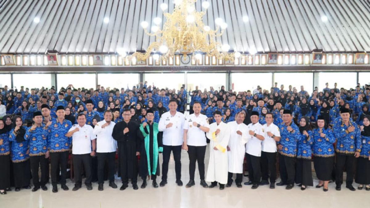 PPPK KLATEN DILANTIK - Sebanyak 385 orang resmi dilantik menjadi Pegawai Pemerintah dengan Perjanjian Kerja (PPPK) Tahap I Formasi Tahun 2024 oleh Bupati Klaten Hamenang Wajar Ismoyo, Rabu (30/7/2025) di Pendopo Pemkab Klaten.