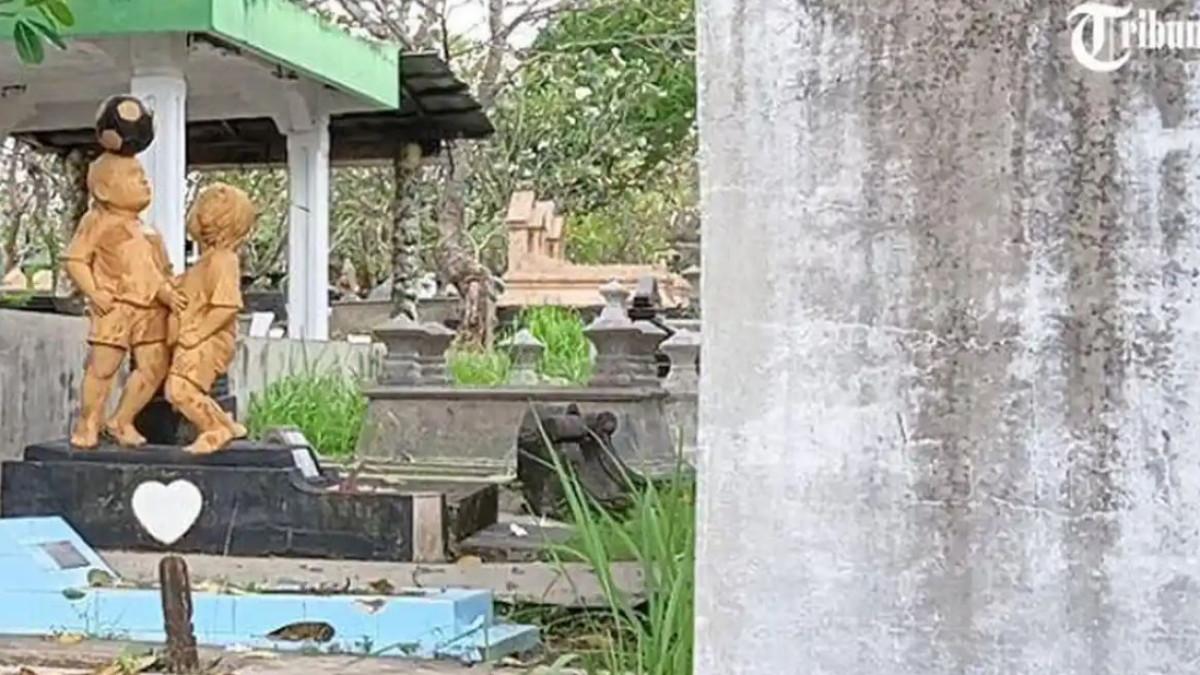 MAKAM VIRAL - Sebuah makam di Tempat Pemakaman Umum (TPU) Bonoloyo, Kecamatan Banjarsari, Kota Solo, Senin (17/11/2025). Makam ini mendadak viral di media sosial, pasalnya di atas makam tersebut terdapat patung dua bocah yang tengah bermain bola.