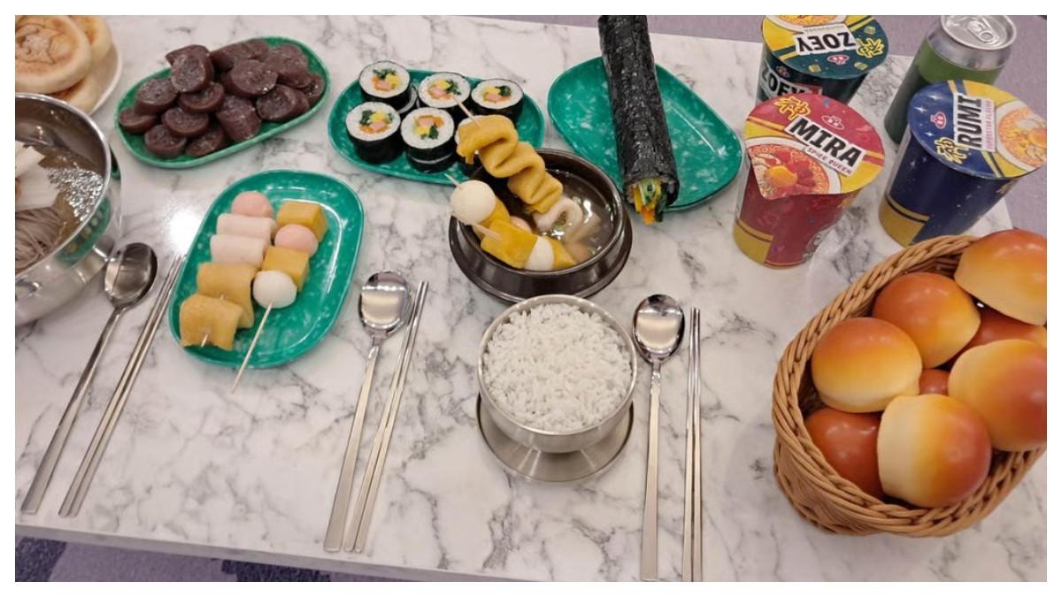 Sebuah pajangan meja mereplikasi camilan Korea yang dinikmati oleh tokoh utama dalam film tersebut. Foto: The Korea Times