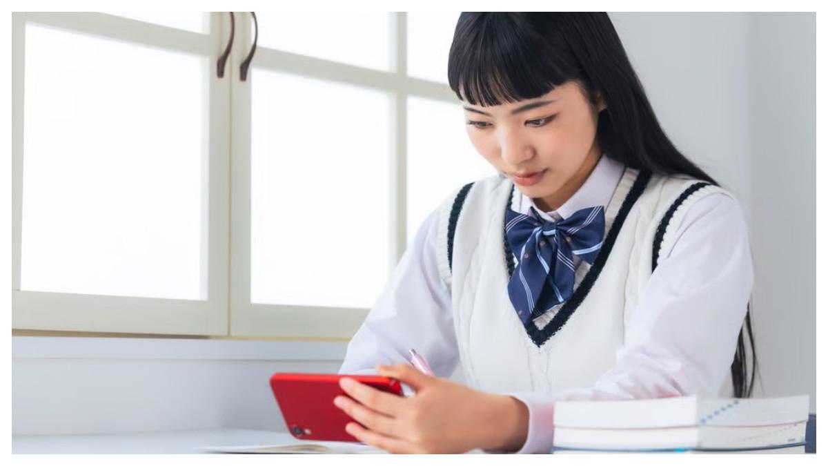 Sekolah tempat para murid bersekolah menyimpan ponsel mereka di dalam loker dari hari Minggu hingga Jumat.