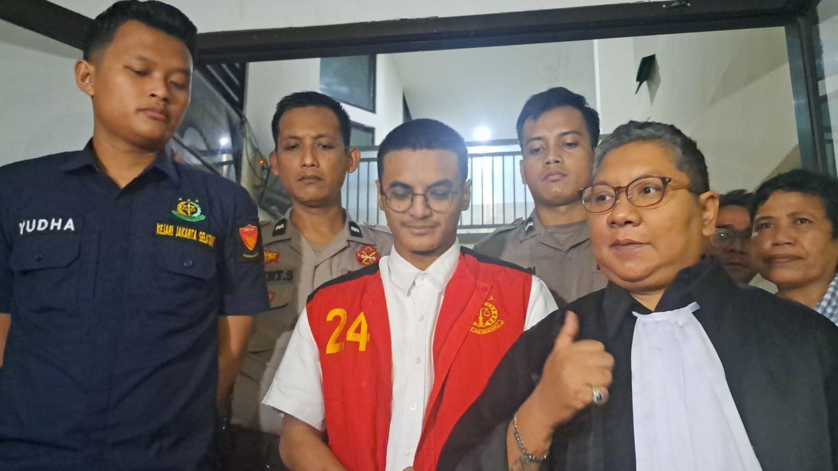 Seleb TikTok Vadel Badjideh usai sidang lanjutan di Pengadilan Negeri Jakarta Selatan, Rabu (9/7/2025).