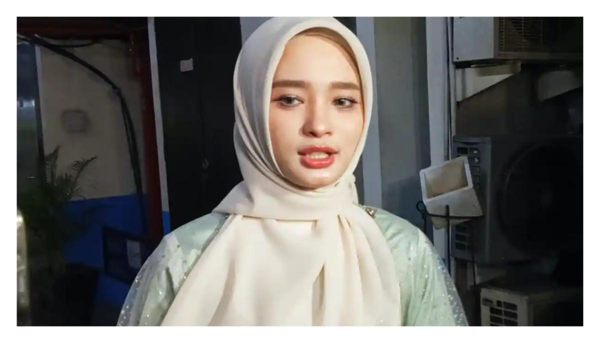 DITUDING SELINGKUH- Selebgram Inara Rusli mengaku masih betah sendiri dan belum menikah lagi saat dijumpai di Kuningan, Jakarta Selatan, Sabtu (8/3/2025). Inara kini dituding selingkuh dengan pria berkeluarga