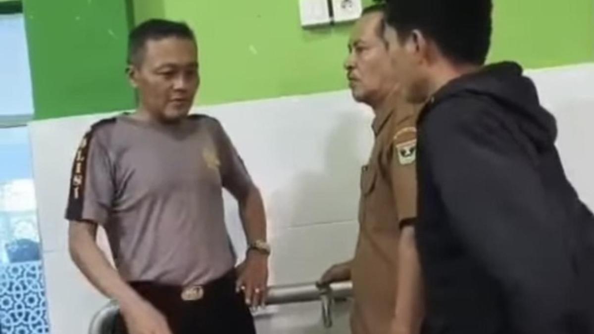 GURU DIGEBEREK DI TOILET - Seorang oknum guru SMA pria di Padang, Sumatera Barat, diamankan sedang berduaan dengan pria muda di dalam toilet masjid.