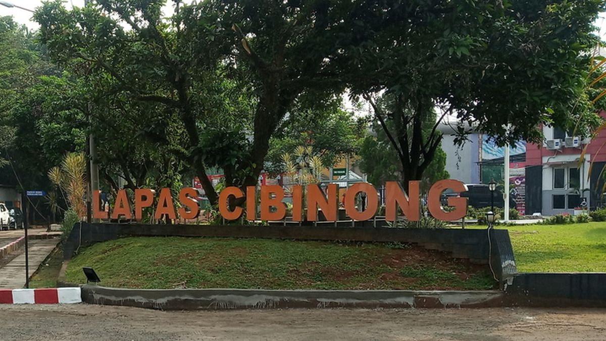LAPAS CIBINONG VIRAL - Seorang petugas Lapas Kelas IIA Cibinong sedang melakukan pengawasan jelang dibebaskannya para narapidana melalui program asimilasi rumah