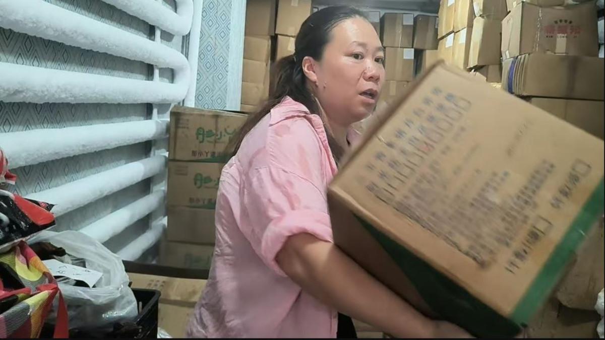 Seorang wanita di Tingkok nyaris kehilangan nyawanya karena terjebak di dalam ruangan pendingin atau pembeku produk.