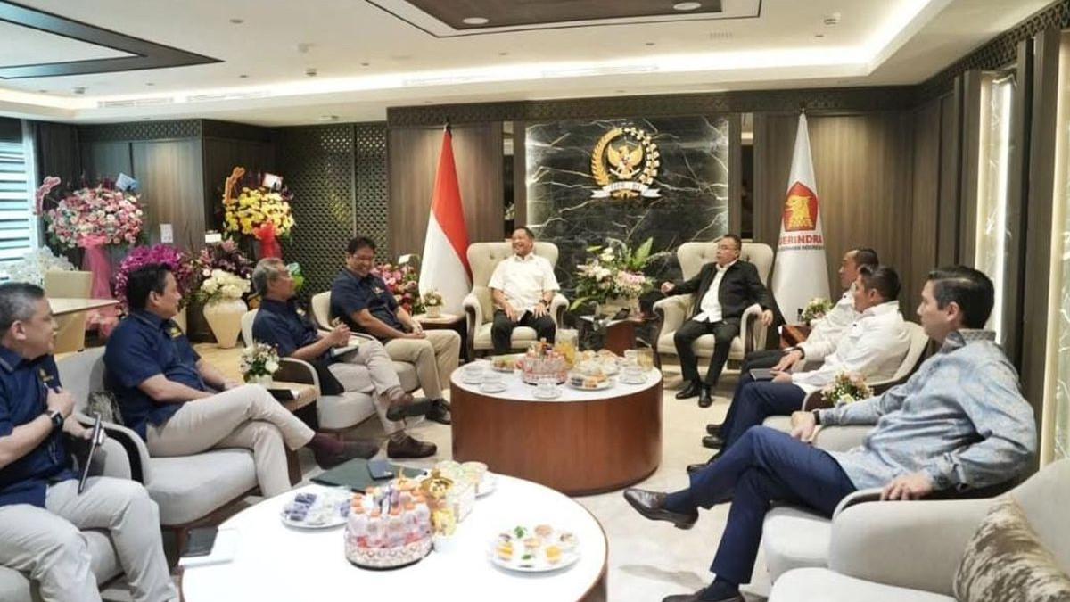 Seskab Teddy, Wakil Ketua DPR Sufmi Dasco Ahmad, hingga Menkeu Purbaya bertemu di Gedung DPR, Senayan, Jakarta, Rabu (8/10/2025).