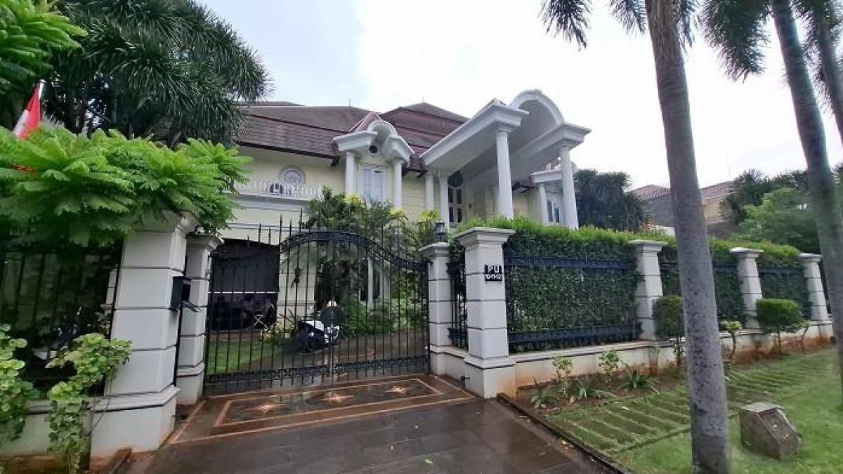 RUMAH MEWAH SETYA NOVANTO  - Rumah mewah milik mantan Ketua DPR RI, Setya Novanto di Pondok Indah, Jakarta Selatan, Senin (18/8/2025). Penjaga rumah menutupi jika rumah itu bukan milik Setya Novanto