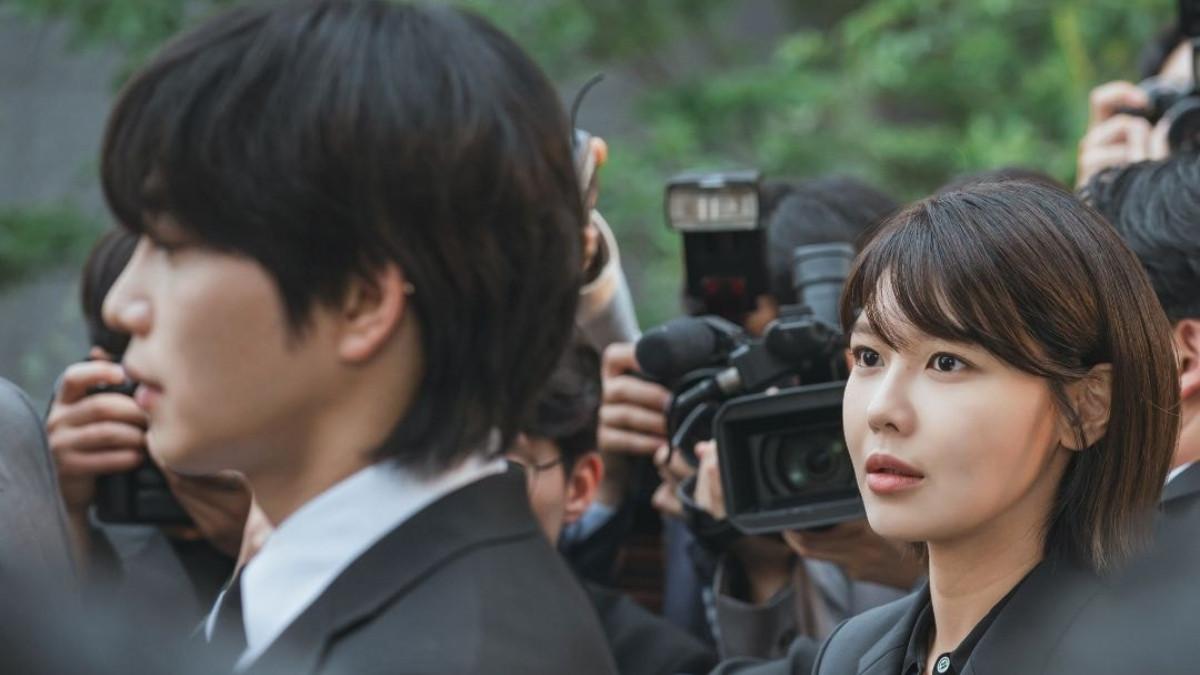 DRAMA KOREA IDOL I - Sinopsis IDOL I berpusat pada Maeng Se Na seorang pengacara papan atas yang dikenal berintegritas tinggi membela idolanya Do Ra Ik.