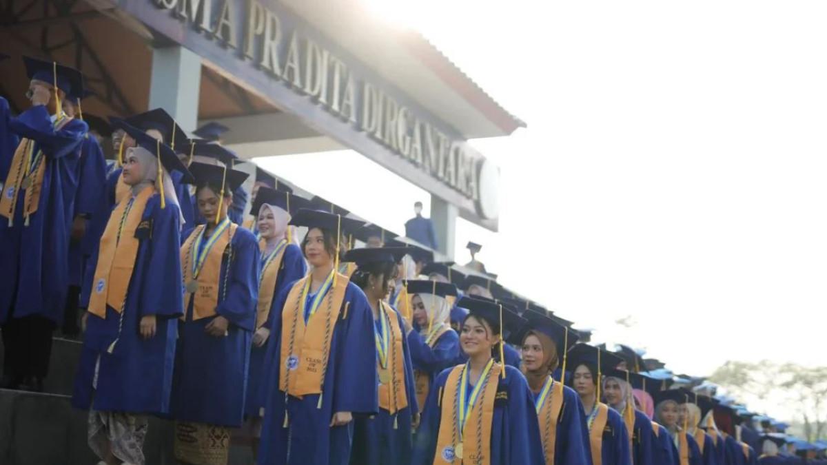 Siswa Kelas 12 SMA Pradita Dirgantara saat wisuda angkatan ke-5 Tharsakara
