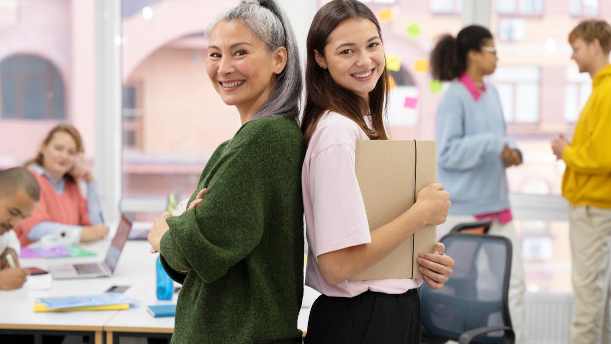 PPPK - Nasib pekerja honorer tidak dipecat meski program honorer dihapuskan, ini skema pengangkatan PPPK Paruh Waktu ke PPPK Penuh Waktu. Ilustrasi pegawai honorer jadi PPPK