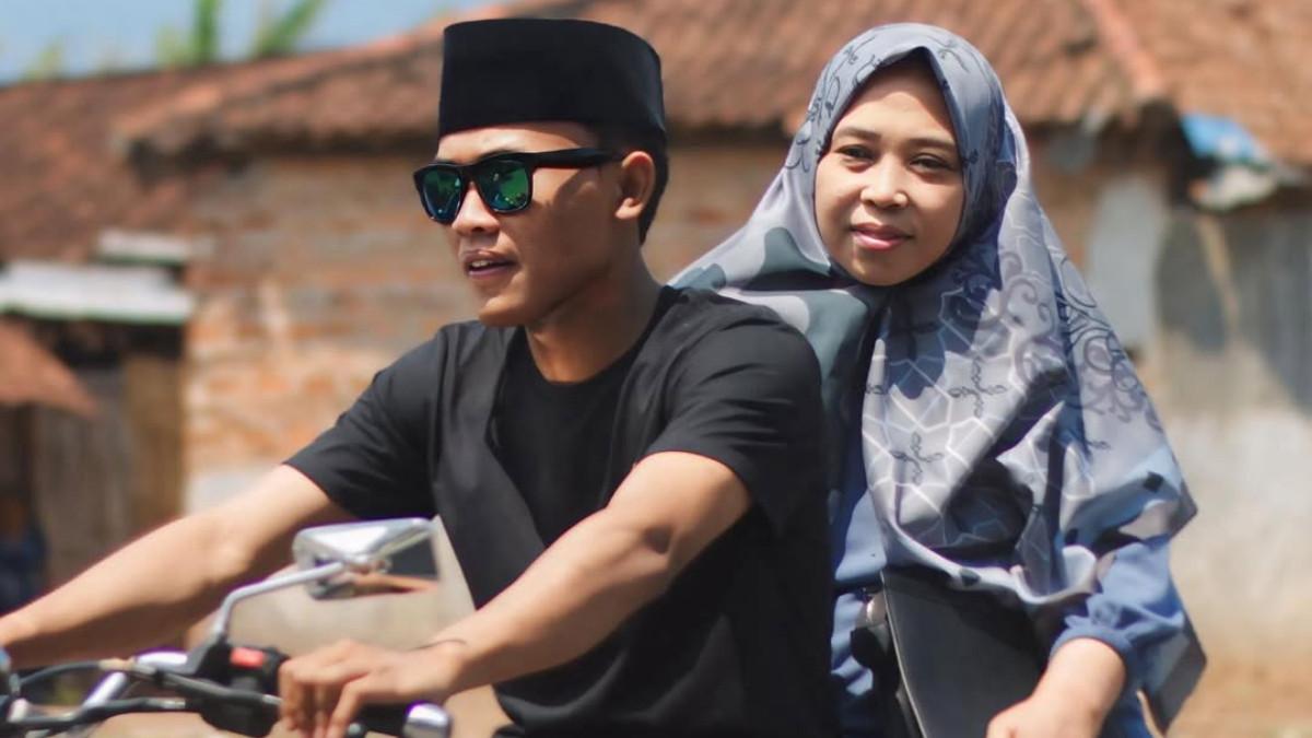 Sosok Gus Elham Yahya dengan ibunda naik motor.