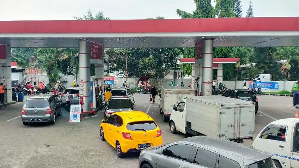 STOK BBM NASIONAL - Aktivitas pengisian bahan bakar minyak oleh pengendara di sebuah SPBU di Indonesia.