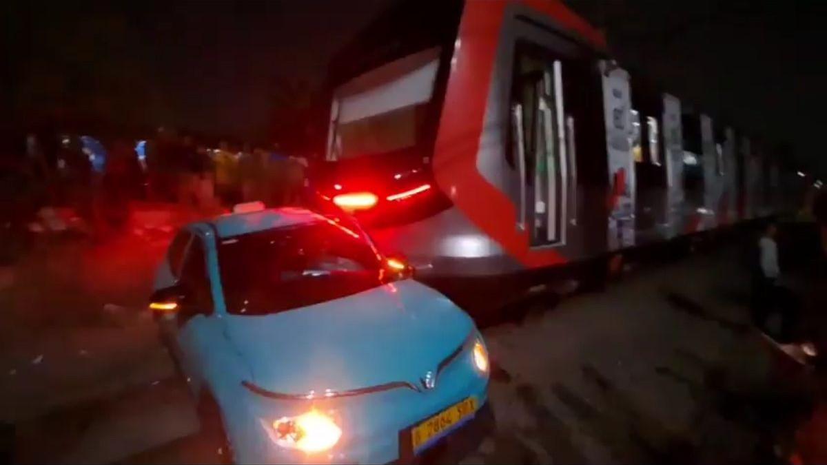 Taksi hijau Green SM ditabrak KRL di sekitar Stasiun Bekasi Timur, Senin (26/4/2026), manajemen Green SM buka suara.