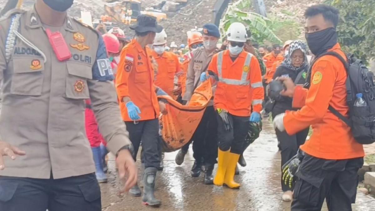 Tim Gabungan berhasil menemukan satu Jenazah laki-laki yang belum diketahui identitasnya dalam peristiwa longsoran sampah di TPST Bantargebang, Senin (9/3/2026).