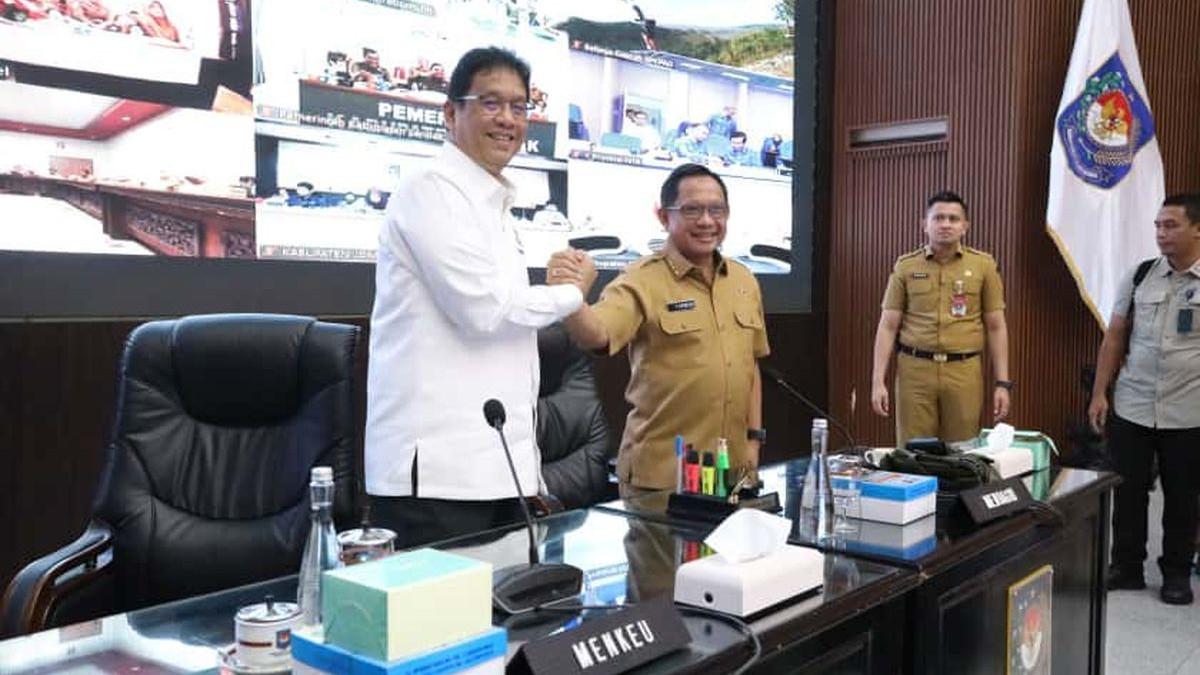 Tito Karnavian bersama Menteri Keuangan (Menkeu) Purbaya Yudhi Sadewa dalam Rapat Koordinasi (Rakor) Pengendalian Inflasi Tahun 2025 di Gedung Sasana Bhakti Praja (SBP) Kantor Pusat Kemendagri, Jakarta, Senin (20/10/2025).