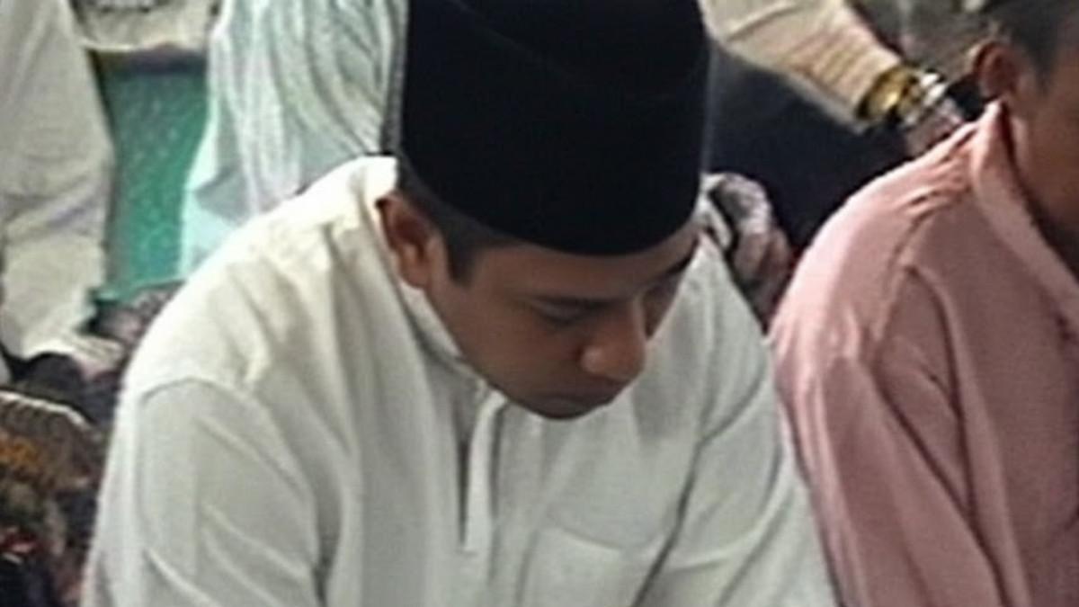 Hutomo Mandala Putra atau Tommy Soeharto melaksanakan salat Hari Raya Idul Fitri di masjid yang berada di Lembaga Pemasyarakatan Batu, Nusakambangan, Cilacap, Jawa Tengah.