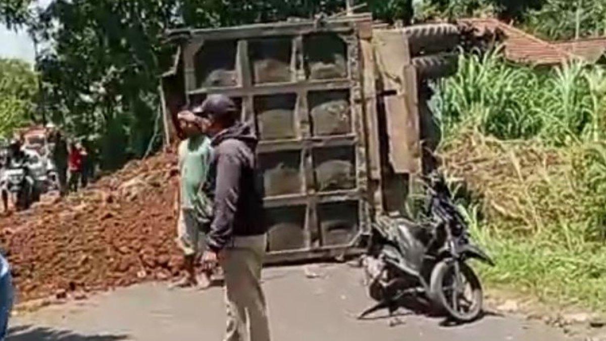 NGERI! Dianggap Lalai, Sopir Truk Angkut Tanah Tabrak Pengendara Motor di Probolinggo, 2 Orang Tewas