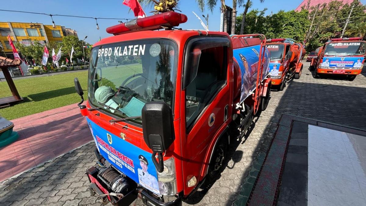 KEKERINGAN DI KLATEN - Truk tangki berisi air bersih yang membawa 5 ribu liter air untuk disalurkan ke 4 desa di Kecamatan Kemalang terdampak kekeringan, yakni Desa Desa Kendalsari, Tlogowatu, Tegalmulyo, dan Sidorejo, terparkir di Halaman Pendopo Pemkab Klaten, pada Senin (4/8/2025).