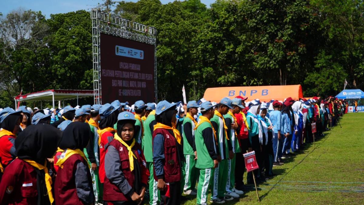 Ribuan anggota Palang Merah Remaja (PMR) dari berbagai tingkatan berkumpul mengikuti upacara pembukaan Pelatihan Pertolongan Pertama serentak yang digelar oleh PMI Klaten di Kompleks Bumi Perkemahan Kepurun, Kecamatan Manisrenggo, Klaten, Sabtu (1/11/2025).