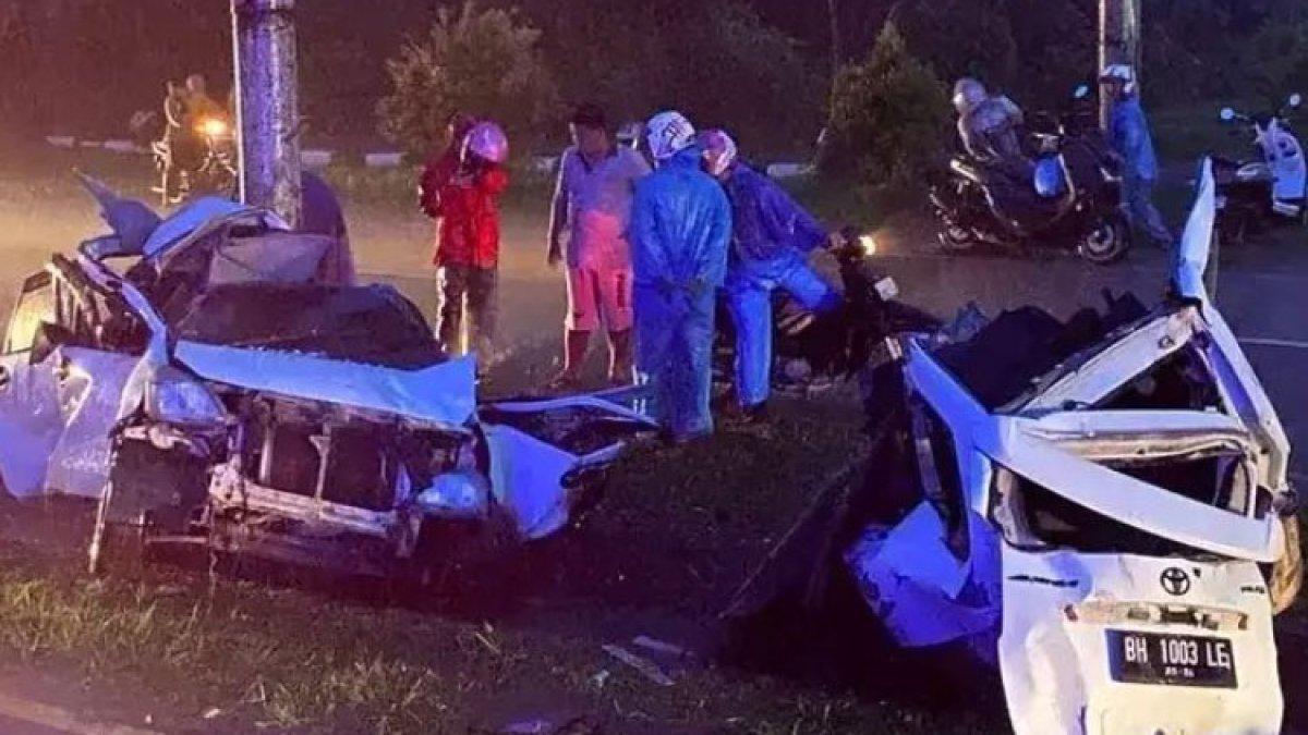NGERI Minibus Terbelah Dua setelah Tabrak Tiang Baliho, Diduga Alami Aquaplaning, Pengemudi Tewas