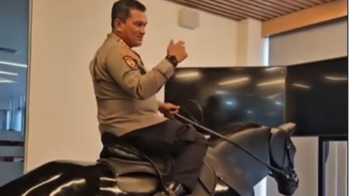 VIRAL DI MEDSOS - Simulator kuda milik Polri ramai menjadi buah bibir. Harga satu unit simulator kuda tersebut capai Rp1 miliar.
