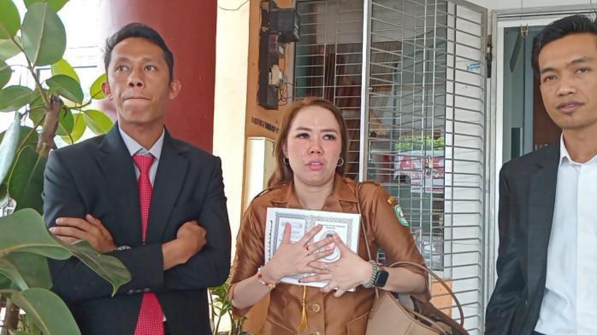 Vita Amalia, ASN Kepahiang, menangis saat diperiksa Inspektorat usai video injak surat Yasin viral di media sosial. Vita Amalia telah dipecat Pemerintah Kabupaten Kepahiang Provinsi Bengkulu