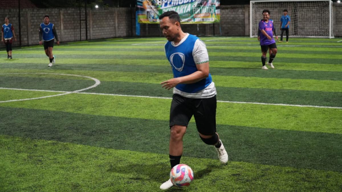 EVENT PEMKAB KLATEN - Potret Wabup Klaten Benny Indra Ardhianto menggiring bola saat Fun Match Mini Soccer di Klaten International Mini Soccer, Minggu (26/10/2025).