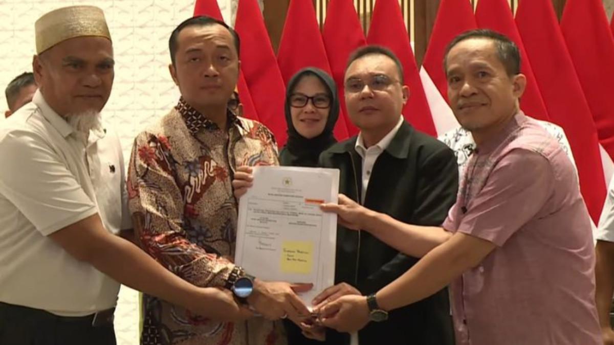 Wakil Ketua DPR RI Sufmi Dasco Ahmad bersama Menteri Sekretaris Negara (Mensesneg) Prasetyo Hadi serta dua guru SMA Negeri 1 Luwu Utara, Sulawesi Selatan, yakni Rasnal dan Abdul Muis di Lanud Halim Perdanakusuma, Jakarta, Kamis (13/11/2025) dini hari.