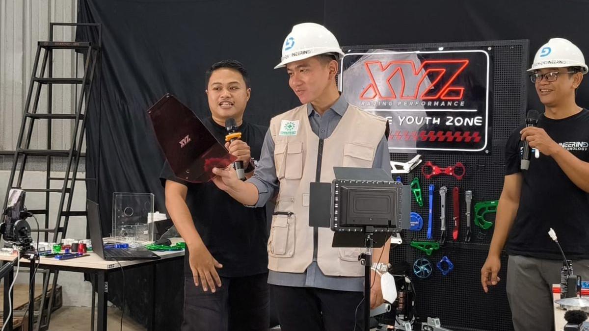 GIBRAN LIVE TIKTOK - Wakil Presiden (Wapres) RI Gibran Rakabuming ikut live TikTok di pabrik Dtech Engineering di Kota Salatiga, Jawa Tengah, Jumat (7/11/2025).