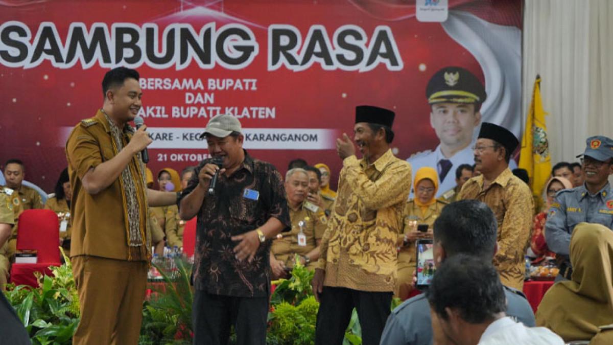 PROGRAM SAMBUNG RASA - Warga masyarakat hadiri program Sambung Rasa di Balai Desa Jungkare, Kecamatan Karanganom, Selasa (21/10/2025).
