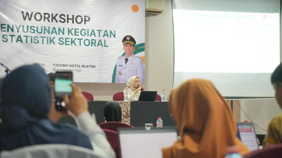 DISKOMINFO KLATEN - Dinas Komunikasi dan Informatika (Diskominfo) menggelar workshop penyusunan kegiatan statistik sektoral, Senin (6/10/2025), di Prambanan Hall Tjokro Hotel Klaten.