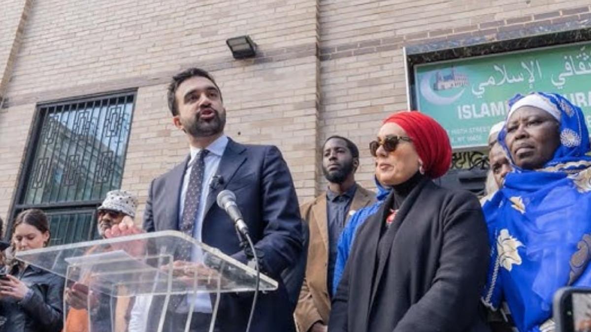 ZOHRAN MAMDANI - Sejarah baru dicetak, New York memiliki walikota baru dari politisi muslim bernama Zohran Mamdani, menyandang gelar walikota termuda.