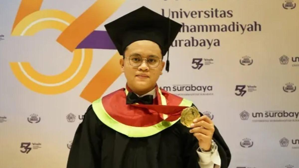 Zakky Al Abror mahasiswa Fakultas Kedokteran yang raih IPK 3,99 dalam wisuda sarjana di Universitas Muhammadiyah Surabaya, 25 Oktober 2025