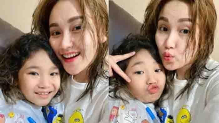LIBURAN LEBARAN AYU TING TING - Ayu Ting Ting bersiap mengajak Bilqis Khumairah Razak berlibur ke Beijing dan Korea usai merayakan Lebaran bersama keluarga di Depok.