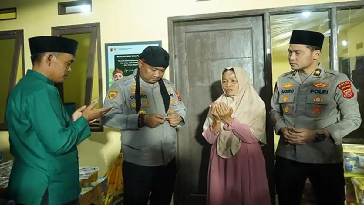 PERESMIAN RUMAH LAYAK HUNI - Kabagbinkar Biro SDM Polda Jawa Barat AKBP Condro Sasongko meresmikan dua unit rumah layak huni bagi warga kurang mampu di Desa Ciherang, Kecamatan Nagreg, Kabupaten Bandung, termasuk seorang lansia berusia 92 tahun yang sebelumnya tinggal di rumah tidak layak huni.