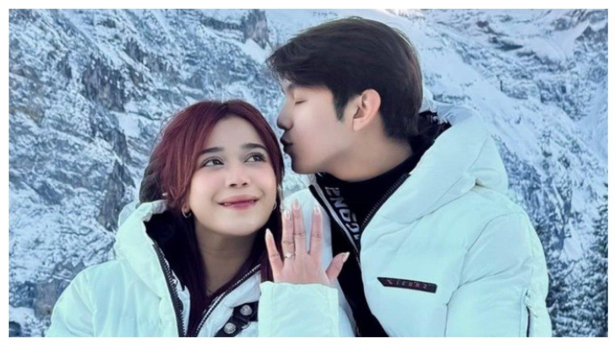 5 Momen Romantis Jonathan Alden Melamar Brisia Jodie di Swiss, Sang Penyanyi Terkejut dan Haru