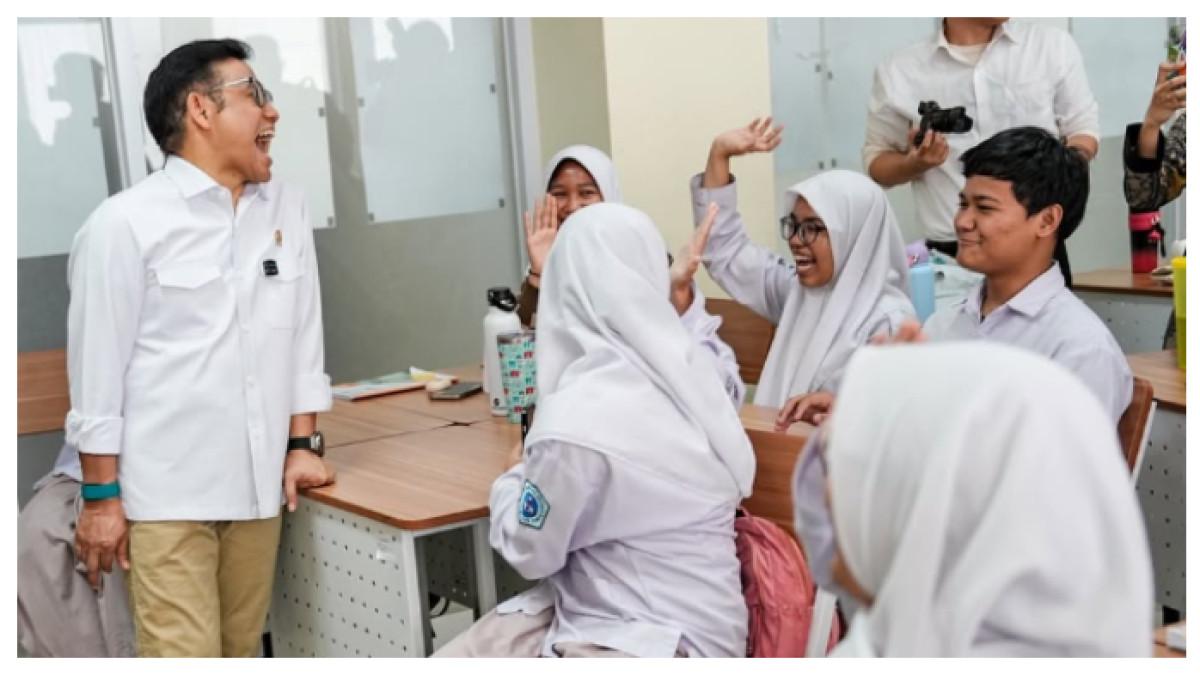 Cak Imin kunjungan ke SMAK Bogor, memiliki cerita lucu saat dihadapkan dengan soal Kimia yang dikerjakan siswa, ia mengaku tidak bisa mengerjakannya.