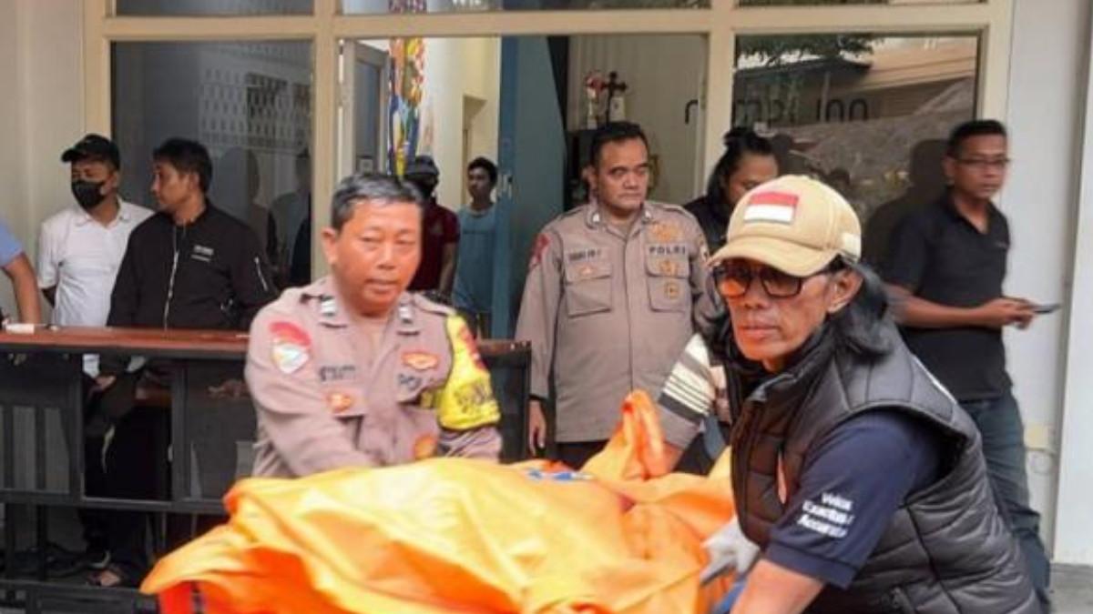 DOSEN UNTAG MENINGGAL - Kepolisian melakukan evakuasi mayat perempuan berinisial DDL di sebuah kamar hotel Jalan Telaga Bodas Raya Nomor 11 Karangrejo, Gajahmungkur, Kota Semarang, Senin (17/11/2025). Korban merupakan dosen muda di Universitas 17 Agustus 1945 Semarang (Untag) yang ditemukan tewas pertama kali oleh seorang polisi berpangkat AKBP.
