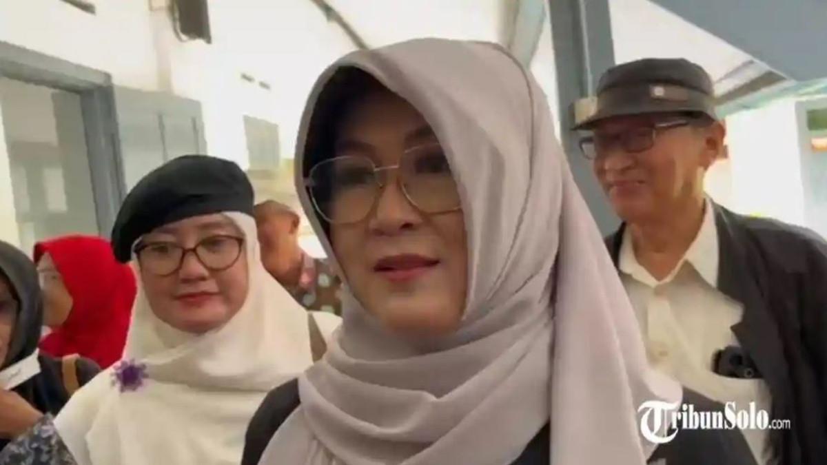 JADI SAKSI AHLI - dr. Tifauzia Tyassuma saat menghadiri sidang gugatan Citizen Lawsuit (CLS) ijazah Jokowi di Pengadilan Negeri Solo, Selasa (2422026). Sidang memanas saat kuasa hukum UGM, Yusuf Wibowo, mempertanyakan kapasitas saksi ahli dr. Tifa.