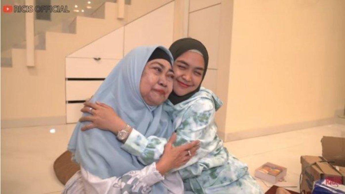 VIRAL JOGET TIKTOK - Ibunda Ria Ricis bantah disebut berubah karena pengaruh sang putri usai viral joget TikTok.