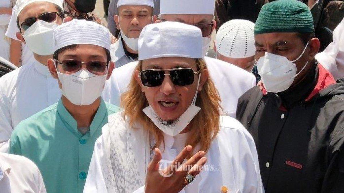 Bahar Bin Smith disangkakan Pasal 365 KUHP tentang pencurian dengan kekerasan dan/atau Pasal 170 KUHP tentang pengeroyokan dan/atau Pasal 351 KUHP tentang penganiayaan juncto Pasal 55 KUHP tentang turut serta melakukan tindak pidana.


